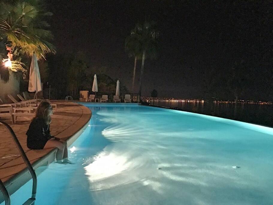 Vue Piscine A Debordement Vallauris